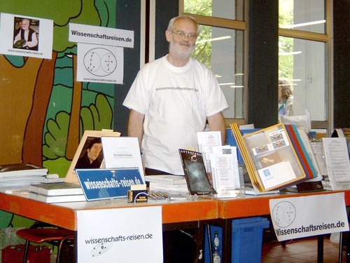 Messestand von Wissenschaftsreisen