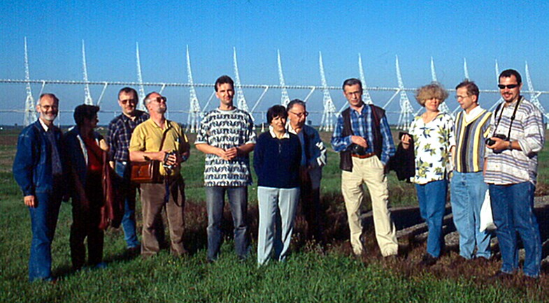 Gruppenbild am 'northern cross' Radioteleskop
