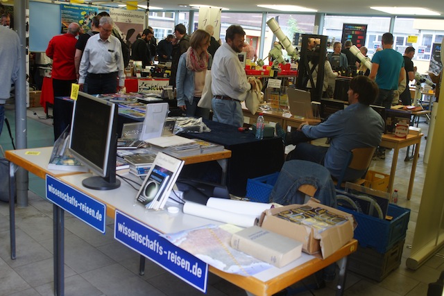 Messestand von Wissenschaftsreisen
