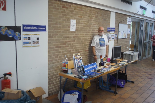 Messestand von Wissenschaftsreisen