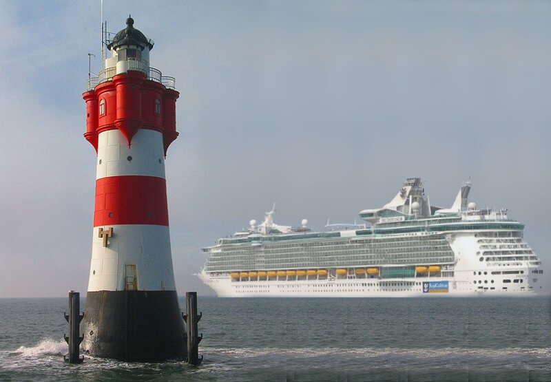 Leuchtturm mit Kreuzfahrtschiff