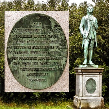 Rätselbild: Standbild von Ole Rømer mit Plakette