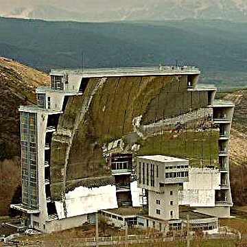 Rätselbild: Sonnenofen von Font-Romeu